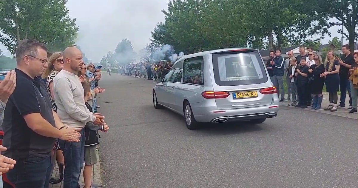 Berghem herdenkt omgebrachte Bas (47) met indrukwekkende erehaag bij voetbalclub