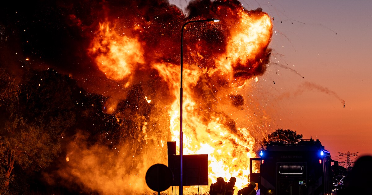 Metershoge vlammen op N217 bij Mijnsheerenland: camper in de brand, gasfles zorgt voor explosies