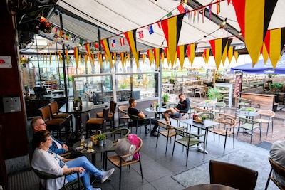 Het scheelde maar een haartje of de barman van dit café had donderdag wéér op de ladder gestaan
