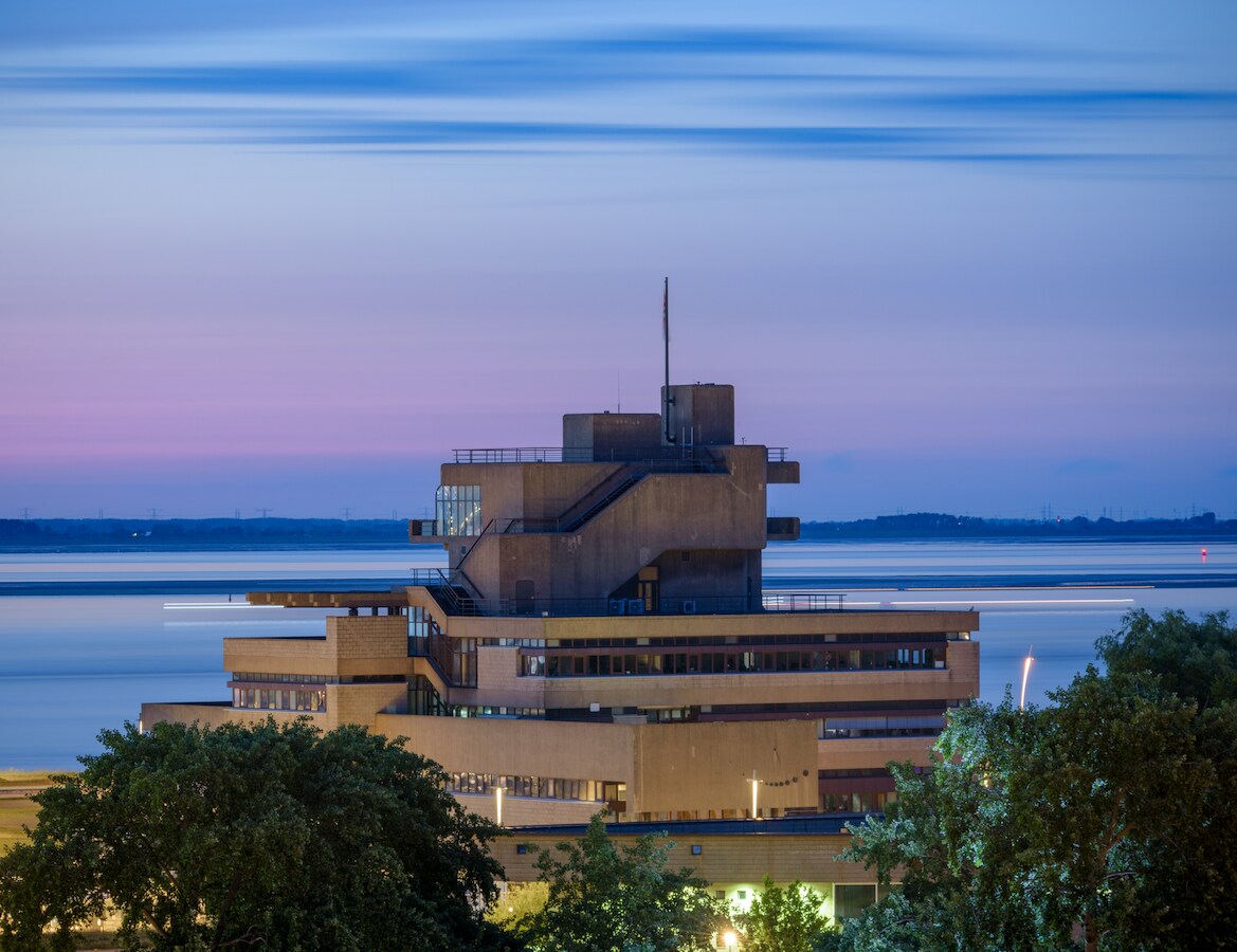 Het gebouw staat bekend om zijn robuuste uitstraling.