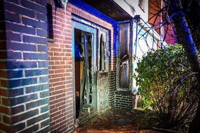 Explosie verwoest voordeur woning in Eindhoven: drie mannen aangehouden