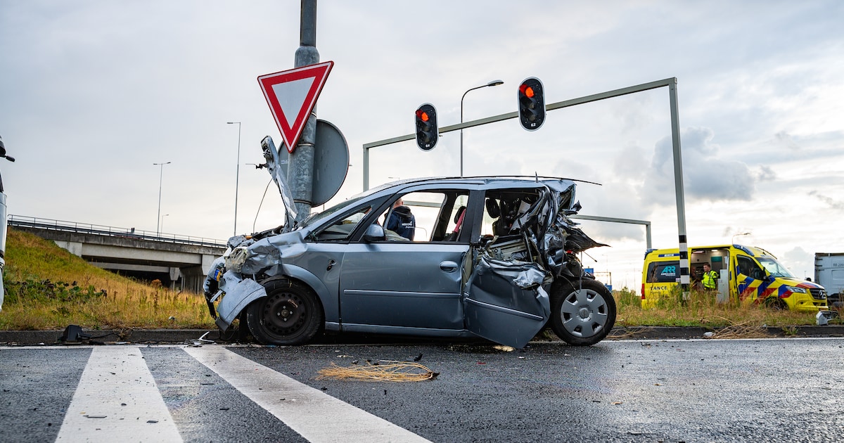 Flinke schade na ongeluk tussen meerdere voertuigen in Rotterdam