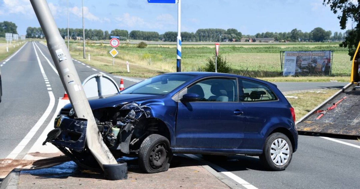 Auto knalt tegen lantaarnpaal op Sterreboschweg in Breskens | Sluis