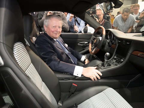 Wolfgang Porsche in een Porsche.