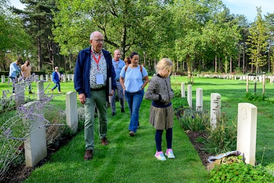 De verhalen achter 2400 graven vertellen de prijs voor onze vrijheid