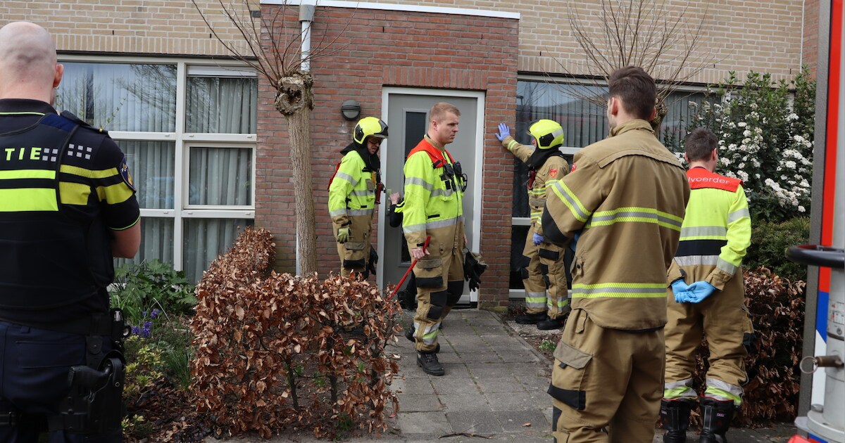 Water loopt langs gevels van woning in Nieuwkuijk: buren slaan alarm