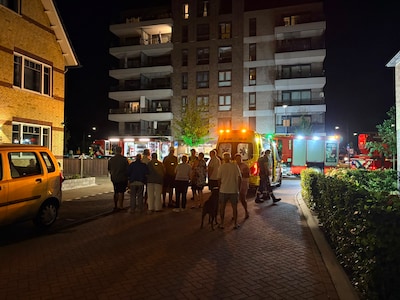 ‘We dachten nog, het zal wel ergens anders zijn’: hele flat in Oosterhout midden in de nacht geëvacu