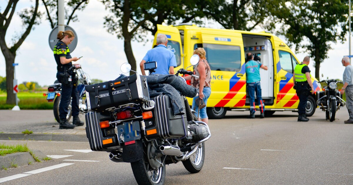 Man valt van snorfiets bij botsing met motorrijder in Liessel, raakt gewond door landing op asfalt