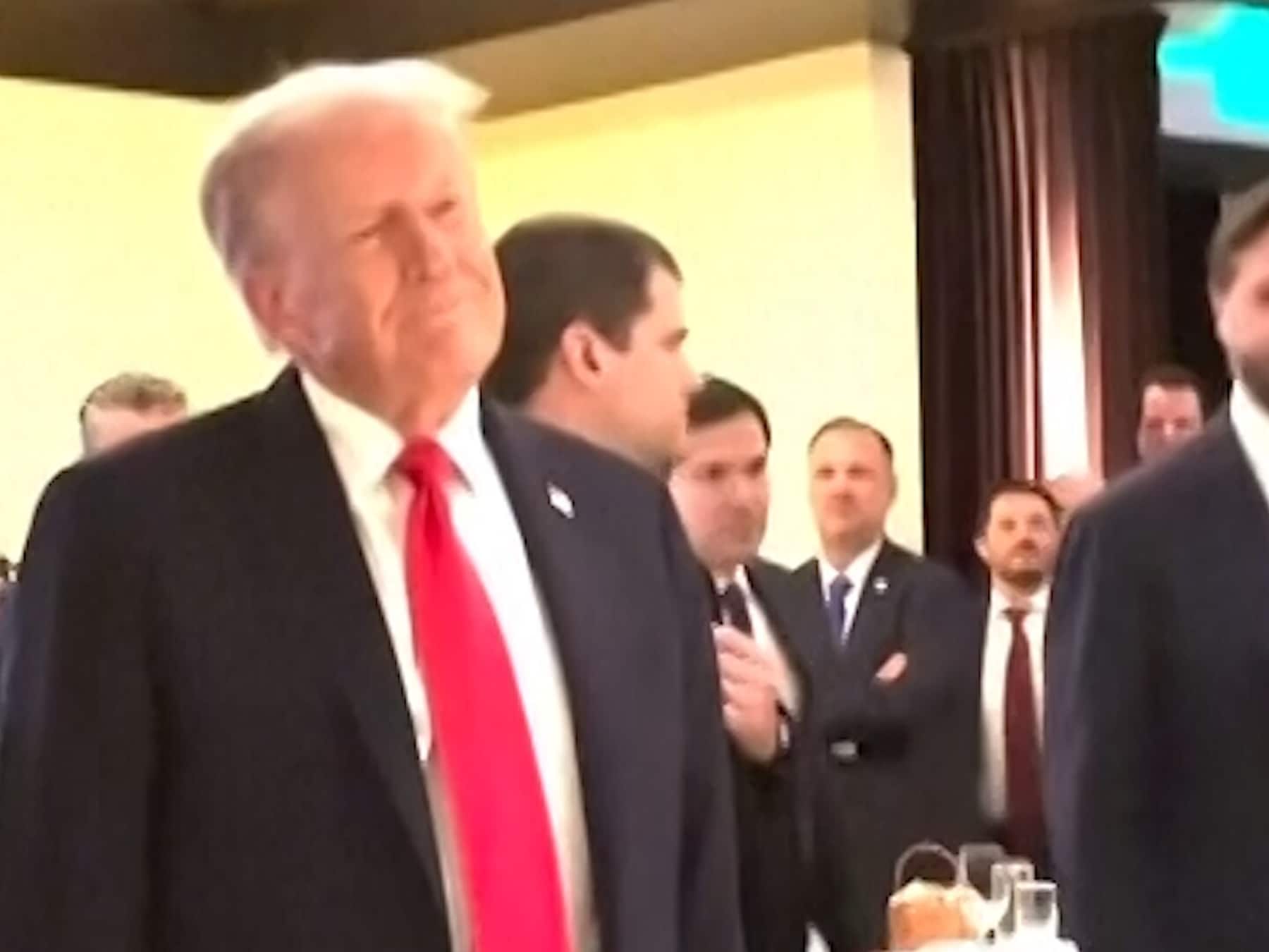 Trump onverwacht oog in oog met demonstranten in restaurant
