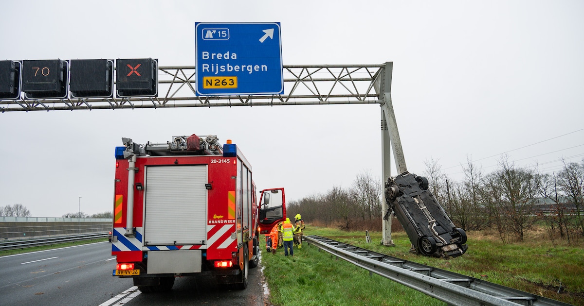 Auto belandt onderstebo­ven tegen pilaar van wegportaal op A16 bij Breda