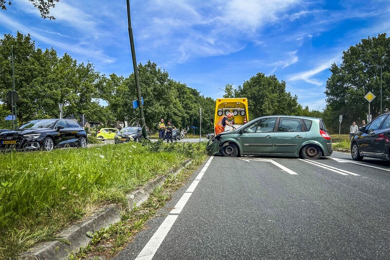 De gemeente Nuenen zorgt dat de schade aan de lantaarnpaal en bestrating wordt opgelost.