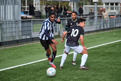 Drie rode kaarten, wedstrijd gestaakt en ex-topscheids Jol ziet talent: lees hier alles over het amateurvoetbal