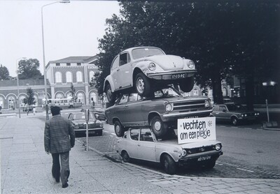 Toen in: Gestapelde auto's in 1984 als protest tegen het Dordste parkeerbeleid