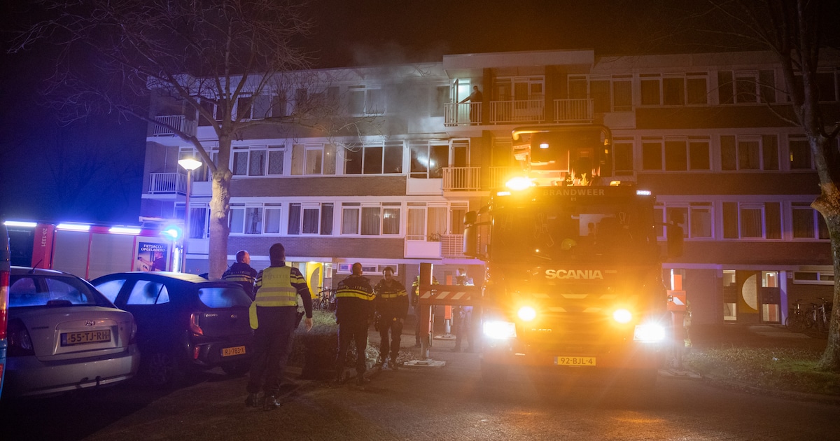 Man die flat in brand stak in Roosendaal blijft in de cel: ‘We moeten weten wat er met u aan de hand