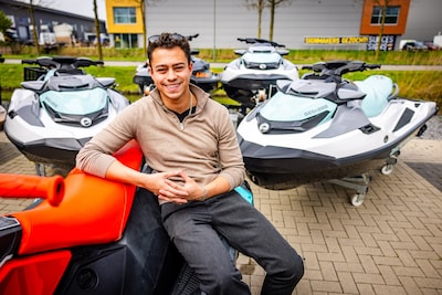 Van ‘Aqua-ANWB’ naar pk-koning: Tyhrone (24) verovert de regio met verhuur van supersnelle waterscoo