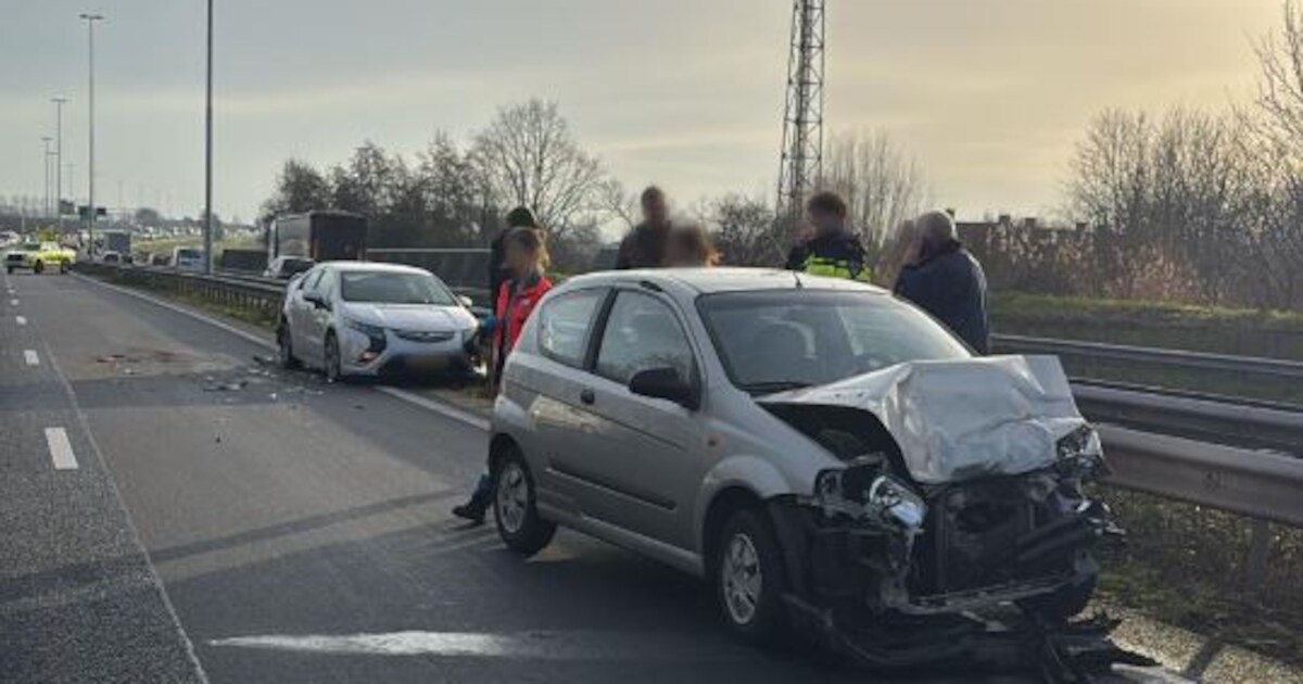 Botsing tussen auto's zorgt voor ravage op A27 bij Nieuwendijk | Altena
