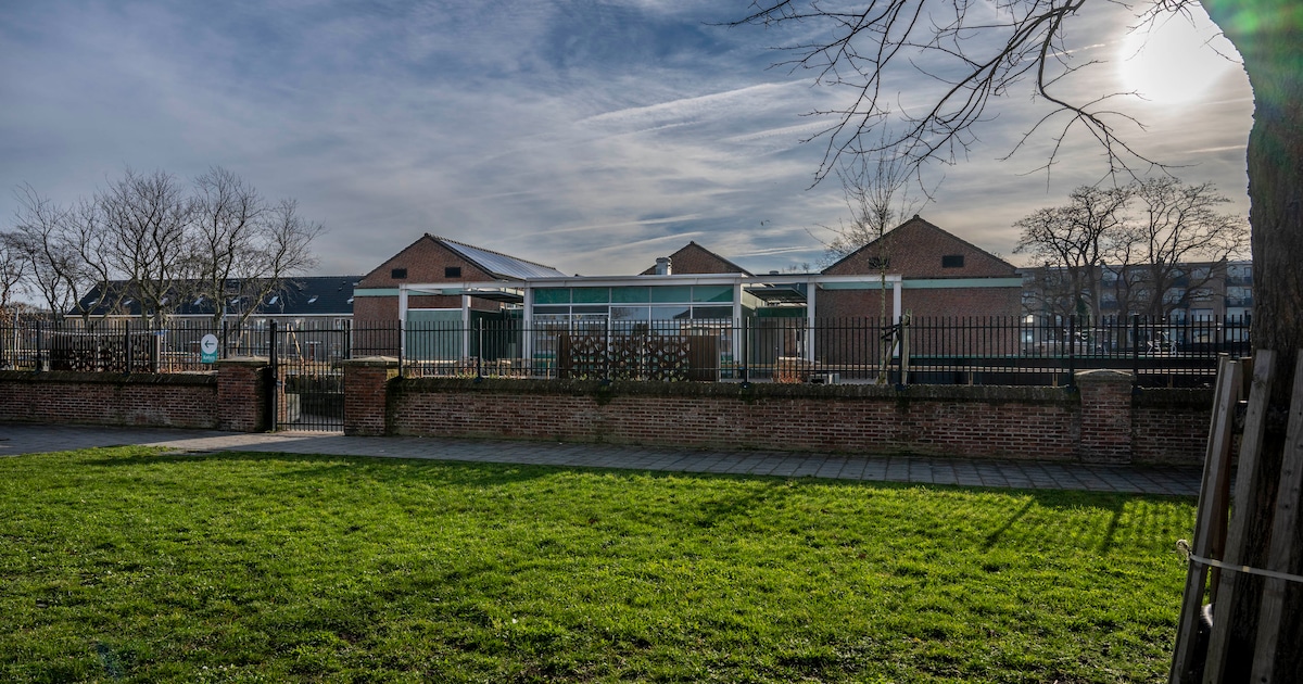 Basisschool El Feth drie keer beklad: ‘Hoe leg je een kind van 5 jaar uit waarom de politie hier sta