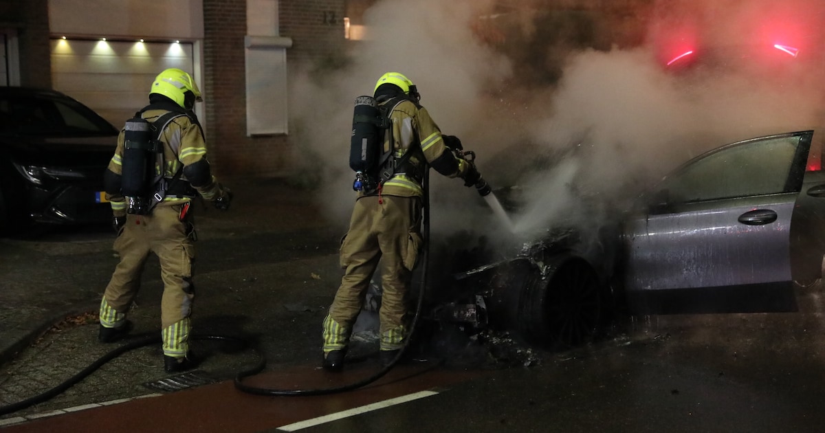 Auto vat vlam tijdens het rijden in Roosendaal, brandweer kan zware schade niet voorkomen