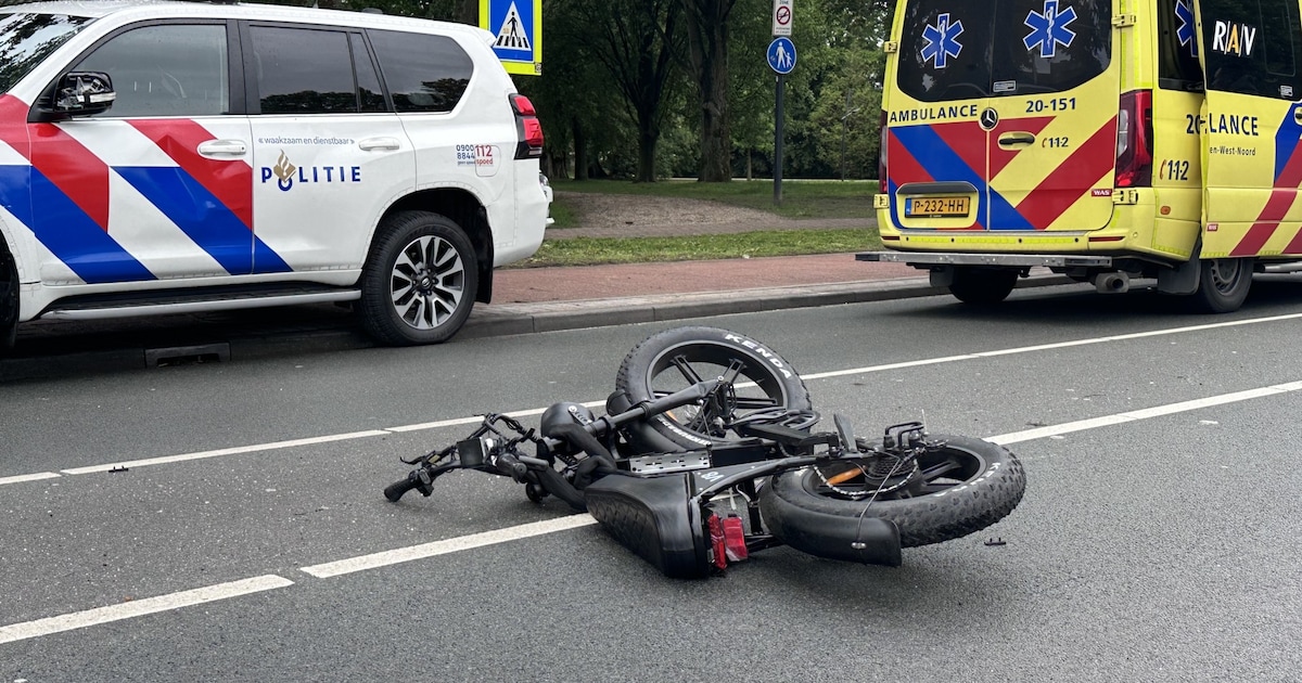 Man (27) op fatbike ziet politieauto niet bij het oversteken en botst er tegenaan in Etten-Leur