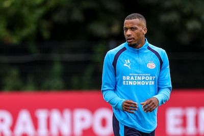 Pechvogel Alassane Pléa (33) ligt er wéér lang uit bij PSV: ‘Ik blijf strijdvaardig’