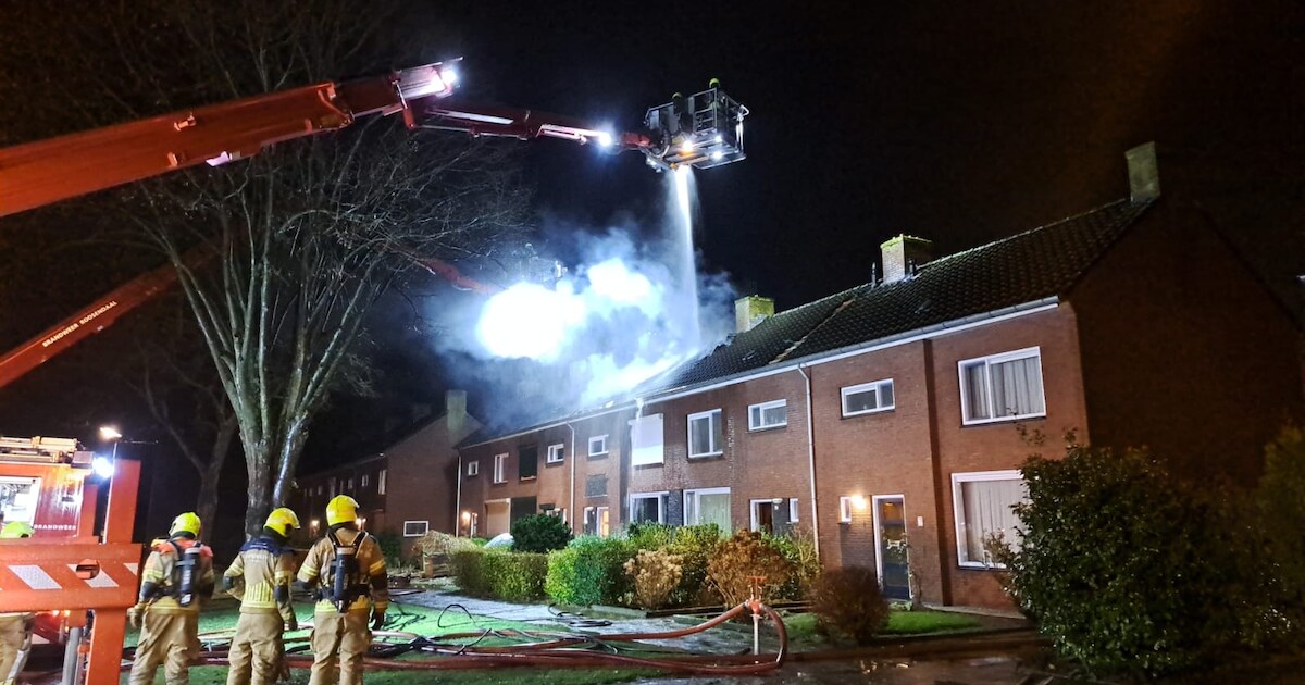 Brand in overkapping slaat over naar woning in Oudenbosch, bewoners van drie huizen slapen ergens an