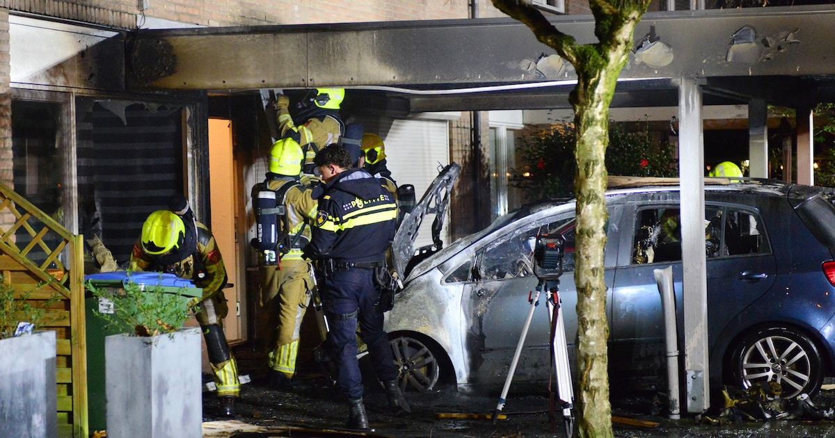 Auto vliegt in brand onder carport in Breda, woning loopt flinke schade op: brandstichting niet uitg