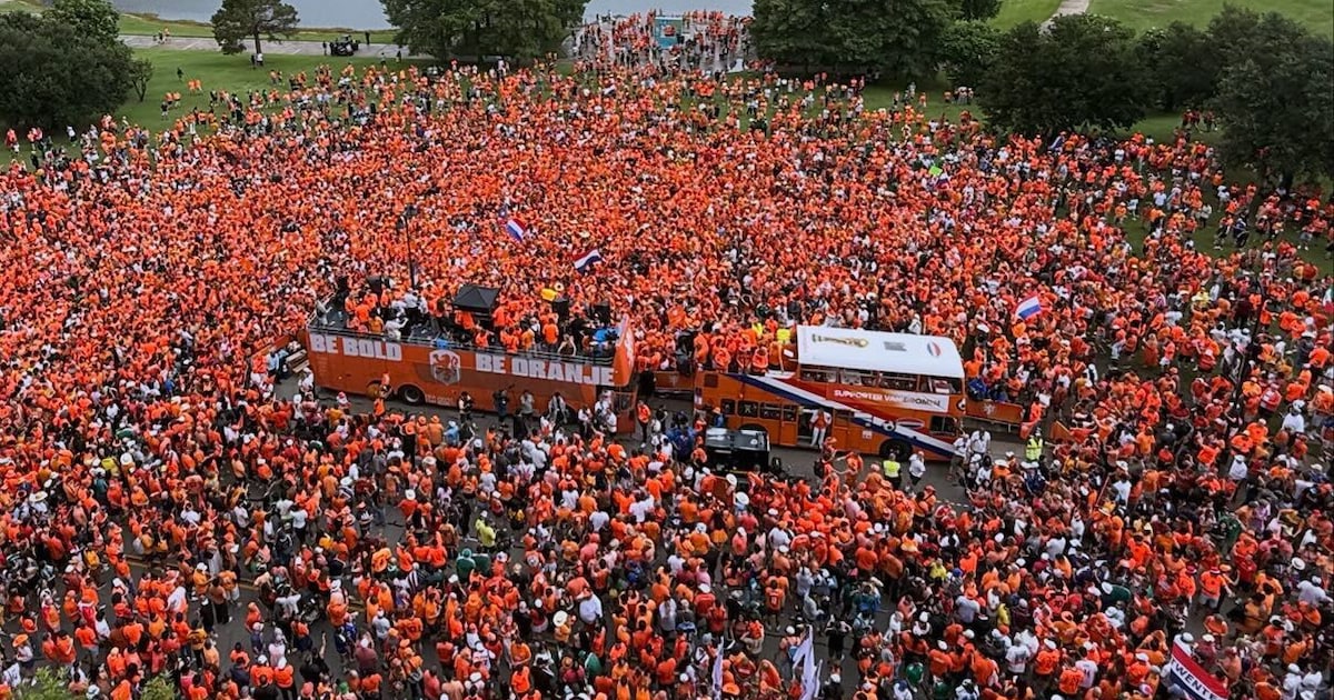 Iconische Oranjebus maakt indruk bij WK-duel in VS: ‘Zelfs agenten wilden ermee op de foto’