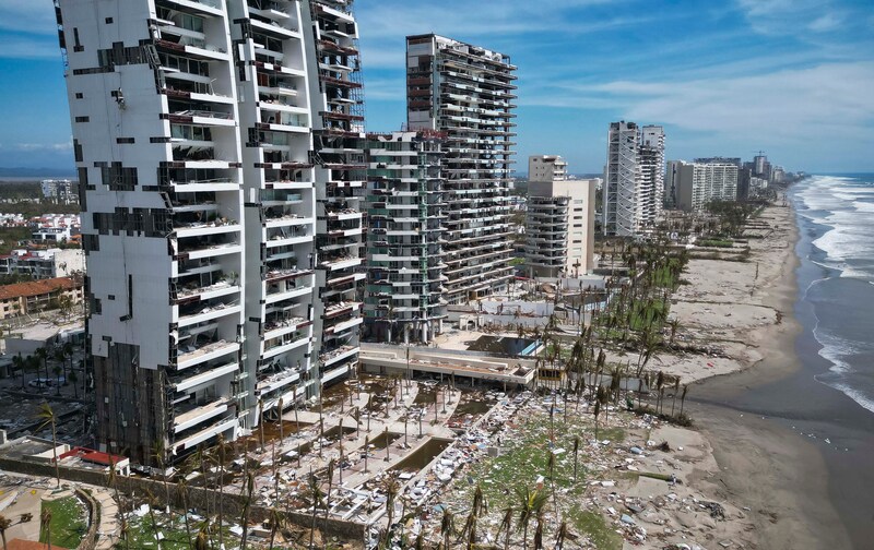 Hotels langs de kustlijn van het Mexicaanse Acapulco werden in oktober zwaar beschadigd door stormwinden tijdens de orkaan Otis.