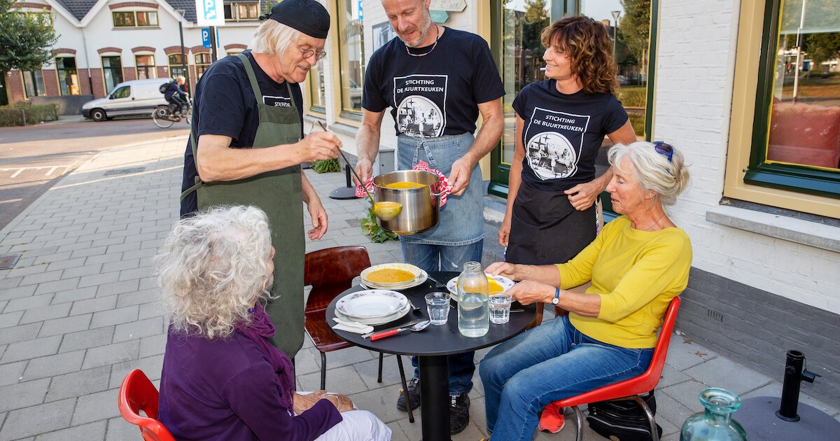 Lunch, koffie, thee en spelletjes bij zomerse buurtkeuken in Klaaswaal | Hoeksche Waard