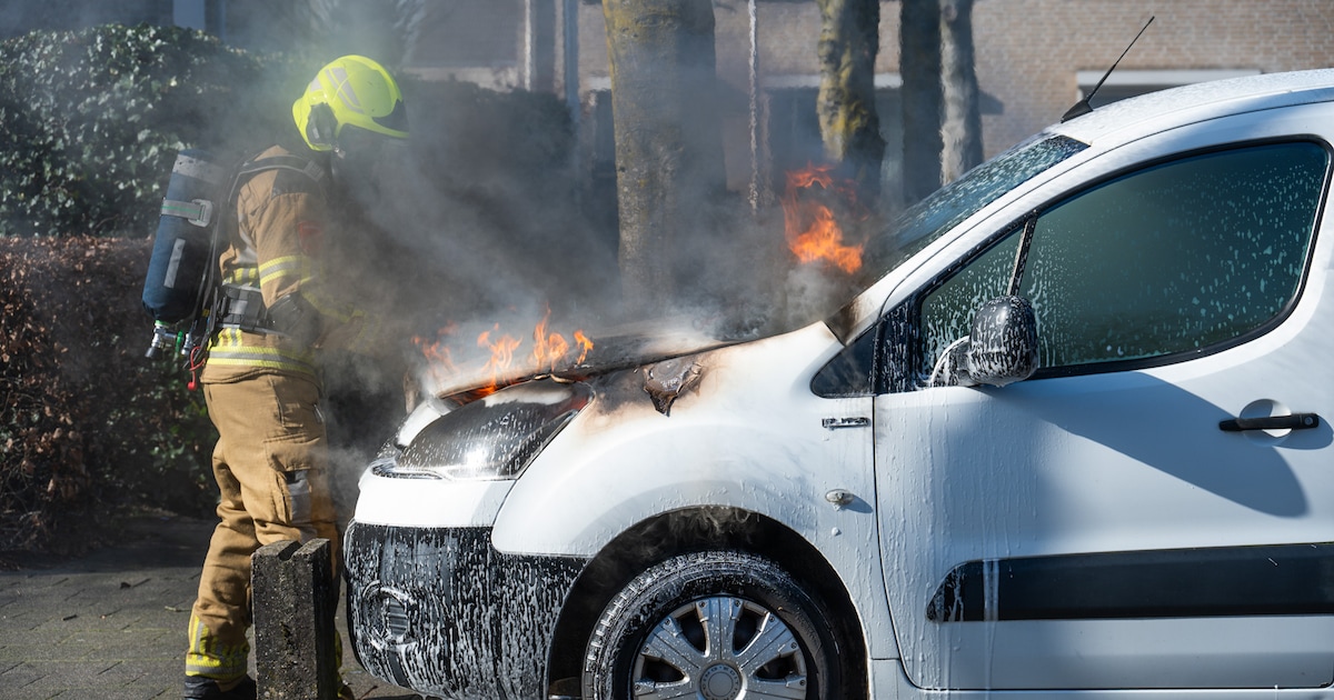 Bestelwagen vliegt in brand op parkeerplaats in Zundert: voorbijganger begint al met blussen