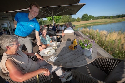 Alleen al het weergaloze uitzicht is bij De Haenen een aanrader om er te gaan eten