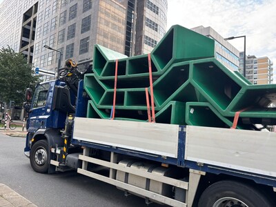 Groene bankjes weggehaald van het Schouwburgplein na overlast: ‘Ze werden gebruikt als hangplek’