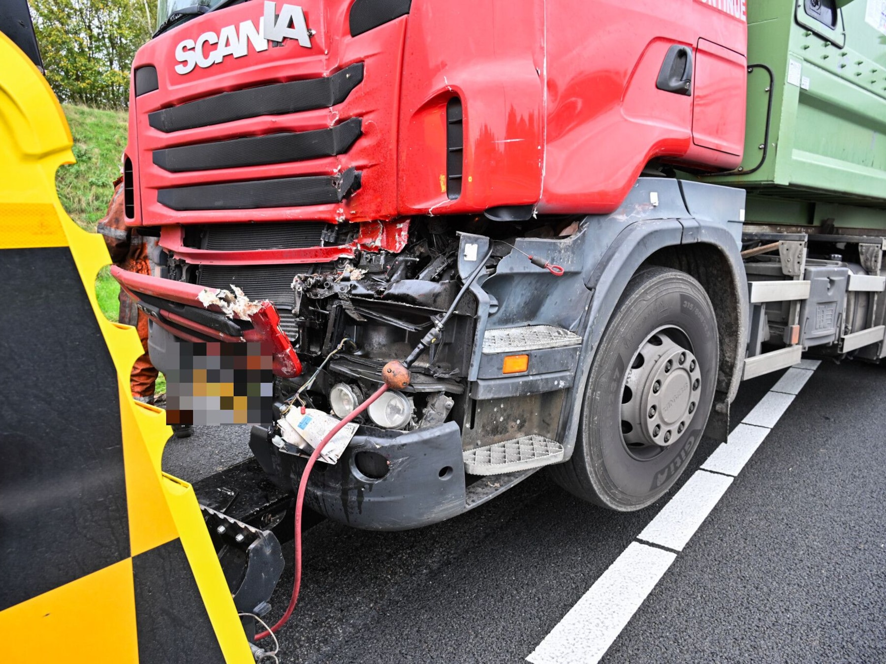 Vrachtwagens botsen op A16 bij Hazeldonk