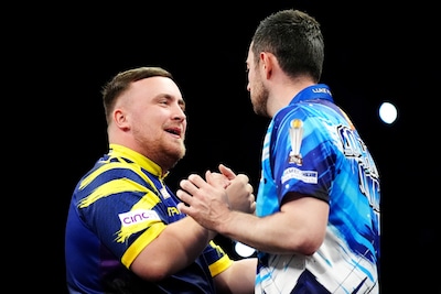 Wat een finale! Tranen bij Luke Littler na zenuwslopende Premier League-titel (én hoofdprijs van 400.000 euro)