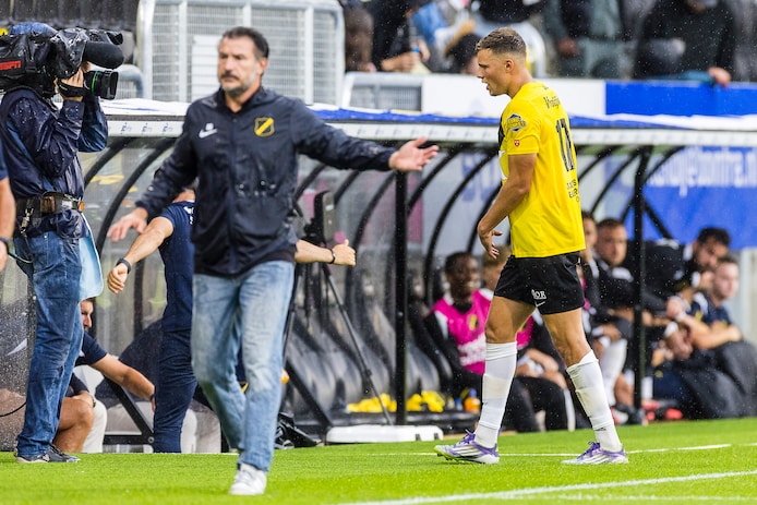 Sydney van Hooijdonk druipt af na zijn rode kaart. 