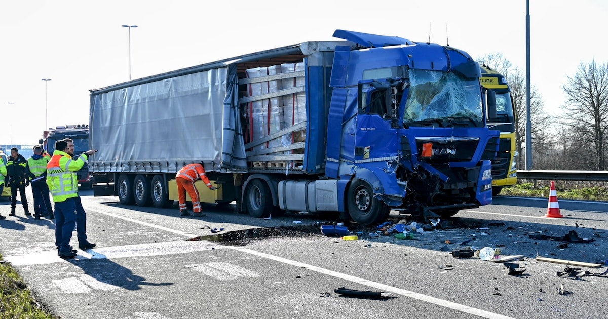 Flinke ravage op de A16 na ongeval met twee vrachtauto’s bij Prinsenbeek