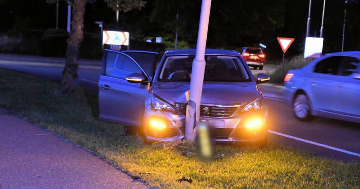 Auto botst tegen lantaarnpaal in Rilland