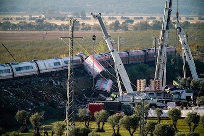 Foto bij: Dodental Spaanse treinramp loopt op, premier belooft maatregelen
