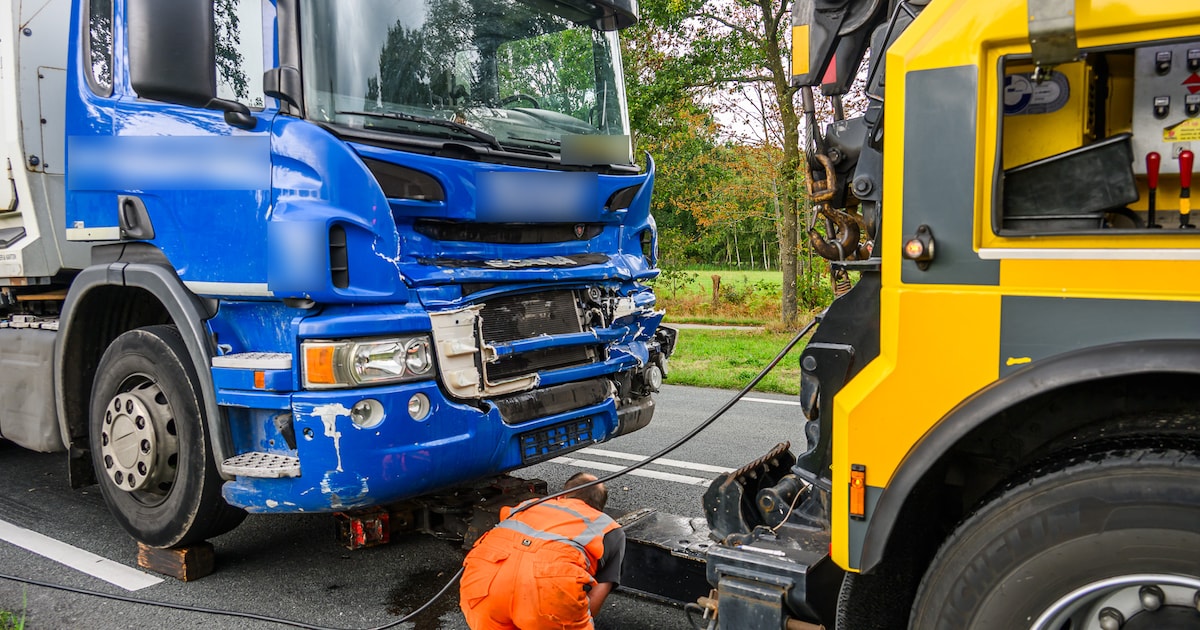 Vuilniswagen botst op vrachtwagen in Chaam, weg deels geblokkeerd