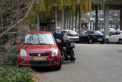 https://images.bndestem.nl/NTg4OWJjNmE0ZTY3YTMzYTllY2QvZGlvLzI2NjYxNjYzOC9maXQtd2lkdGgvNDAw/theo-van-houtert-met-zijn-vrouw-annie-op-de-overvolle-parkeerplaats-bij-wissehaege-hij-parkeert-zijn-auto-noodgedwongen-in-de-berm-en-loopt-daarmee-kans-op-een-fikse-bekeuring
