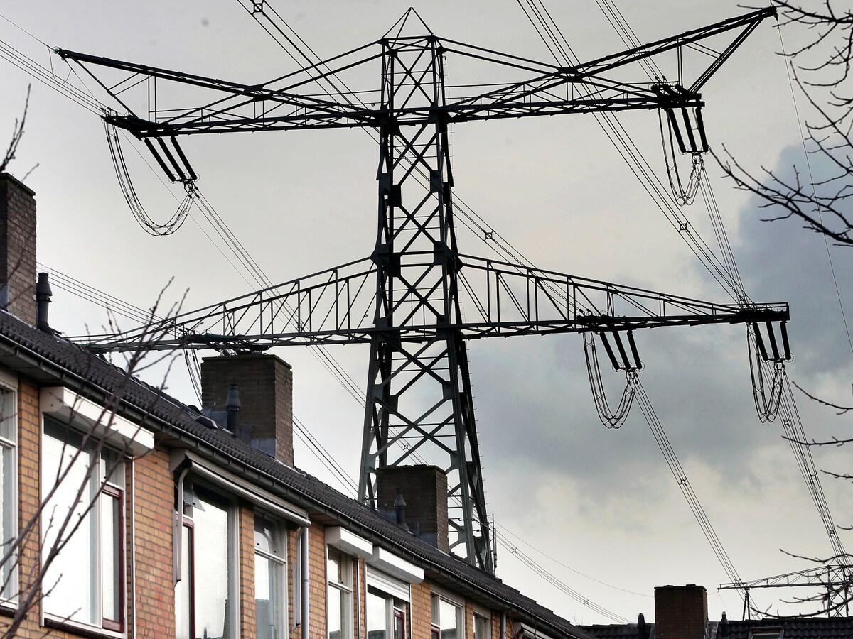 Bestaande hoogspanningsleidingen over woningen aan de Venuslaan in Nieuw-Lekkerland. Ook Molenlanden behoort tot het zoekgebied.