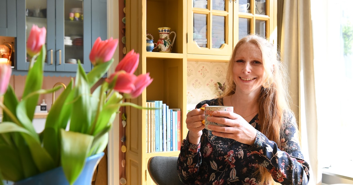 Gewone rijtjeswoning blijkt verrassend retro-juweel: Annelies verzamelt vintage, rotan en kleurrijk 