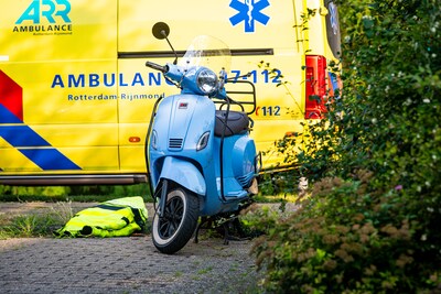 Scooterrijder gewond na ongelukkige valpartij in Rotterdam, traumahelikopter gealarmeerd