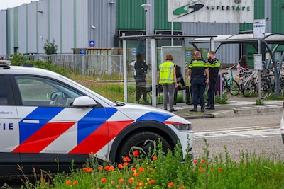 Twee mannen kruipen onder vrachtwagen om mee te reizen naar Calais, maar eindigen in Etten-Leur