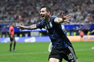 Wat een ommekeer! Messi loodst Argentinië met weergaloze assist naar WK-finale en dompelt Engeland in rouw