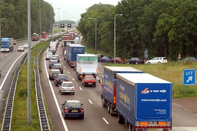 Pompstation op de A59 bij Fijnaart tijdelijk gesloten vanwege mogelijke brand