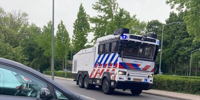 Waterwerper rijdt met sirenes en zwaailichten door Dordrecht
