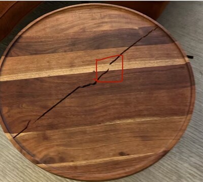 Airbnb-verhuurder dient schadeclaim in om kapotte salontafel, maar dat beeld is gemaakt met AI