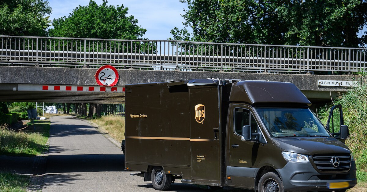 Bestuurder schat hoogte verkeerd in: bestelbus past nét niet onder viaduct