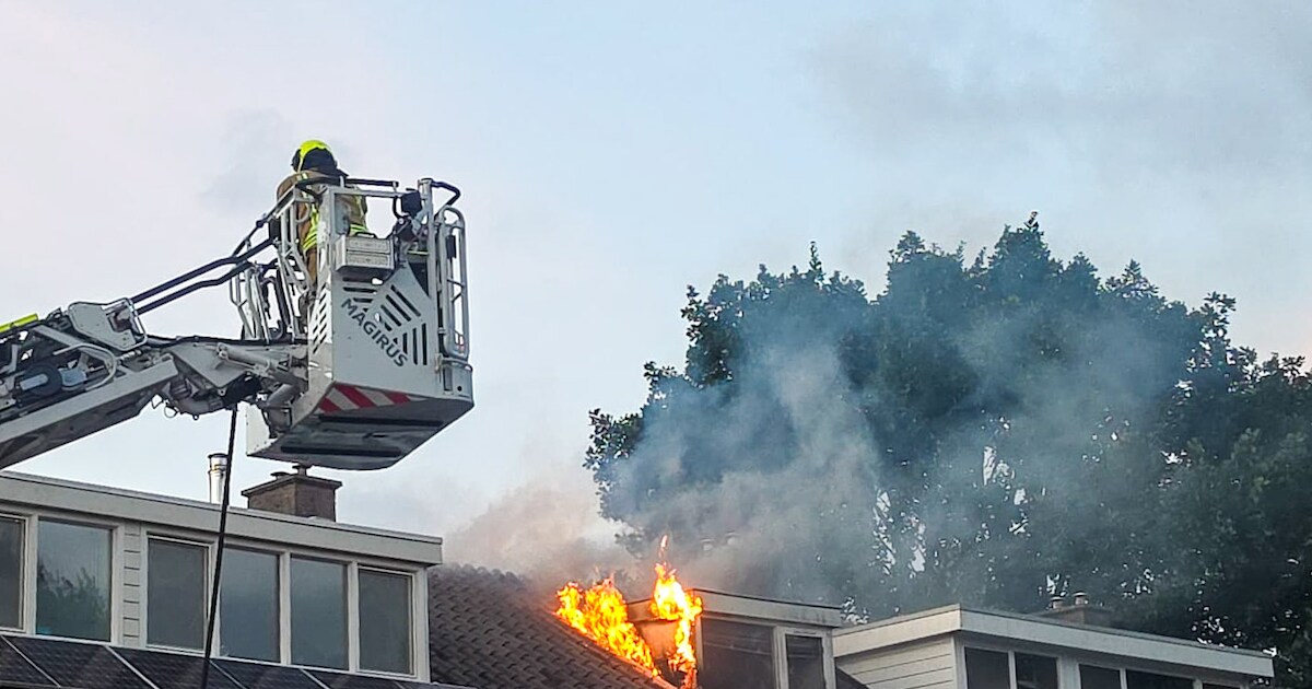 Vlammen slaan uit dakkapel bij woningbrand in Zwijndrecht